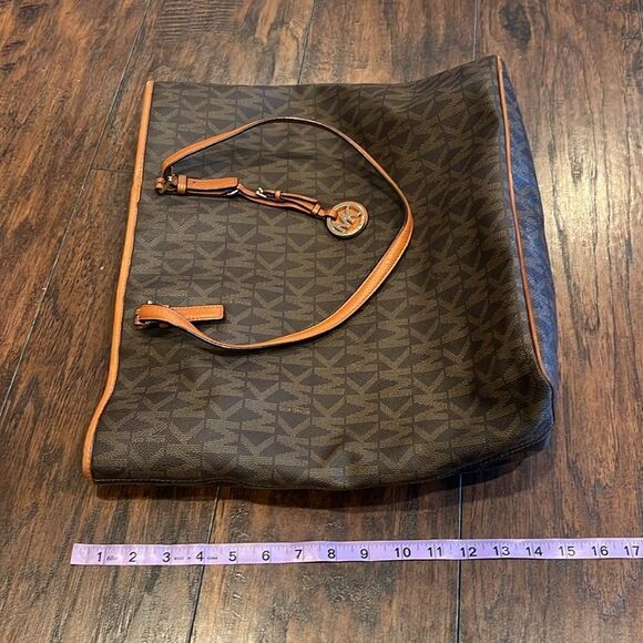 Michael Kors Signature Brown Tote Bag
Shoulder Bag big in GUC - Picture 12 of 12